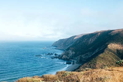 海浪撞海岸的照片
